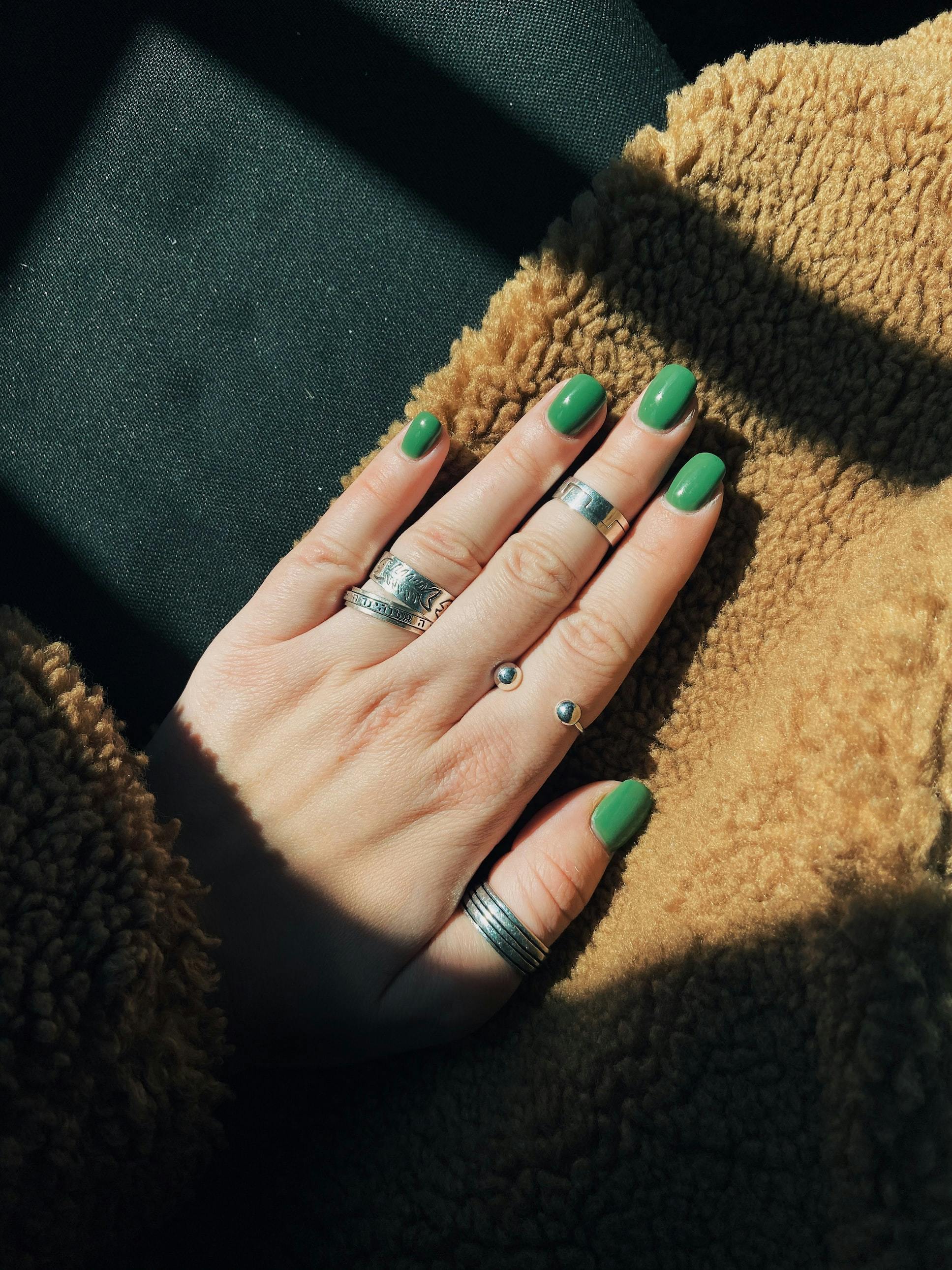 Hånd med grøn neglelak